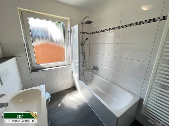 Wannenduschbad im EG