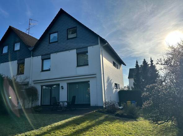 Rückseite mit Garten und Terrasse 