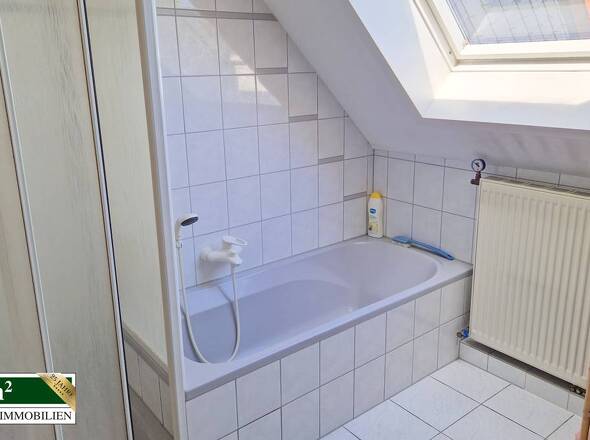 Bad mit Dusche und Wanne DG