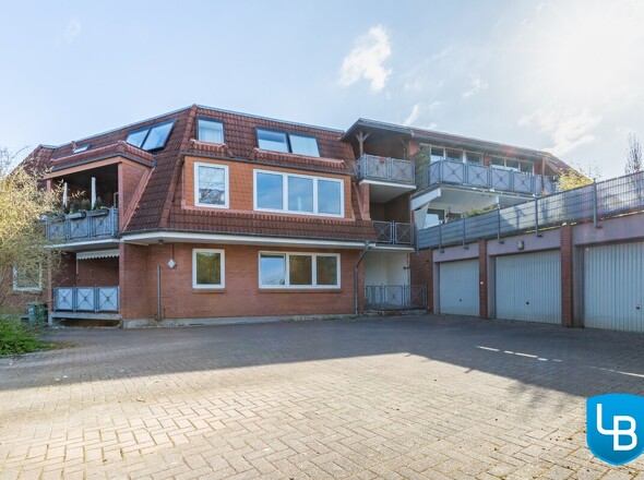 Gebäuderückansicht mit Garagen 