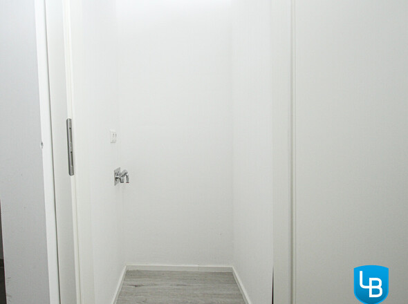 Abstellraum mit Waschmaschinenanschluss