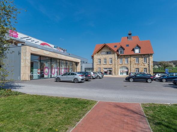 Ausreichend Parkflächen vorhanden