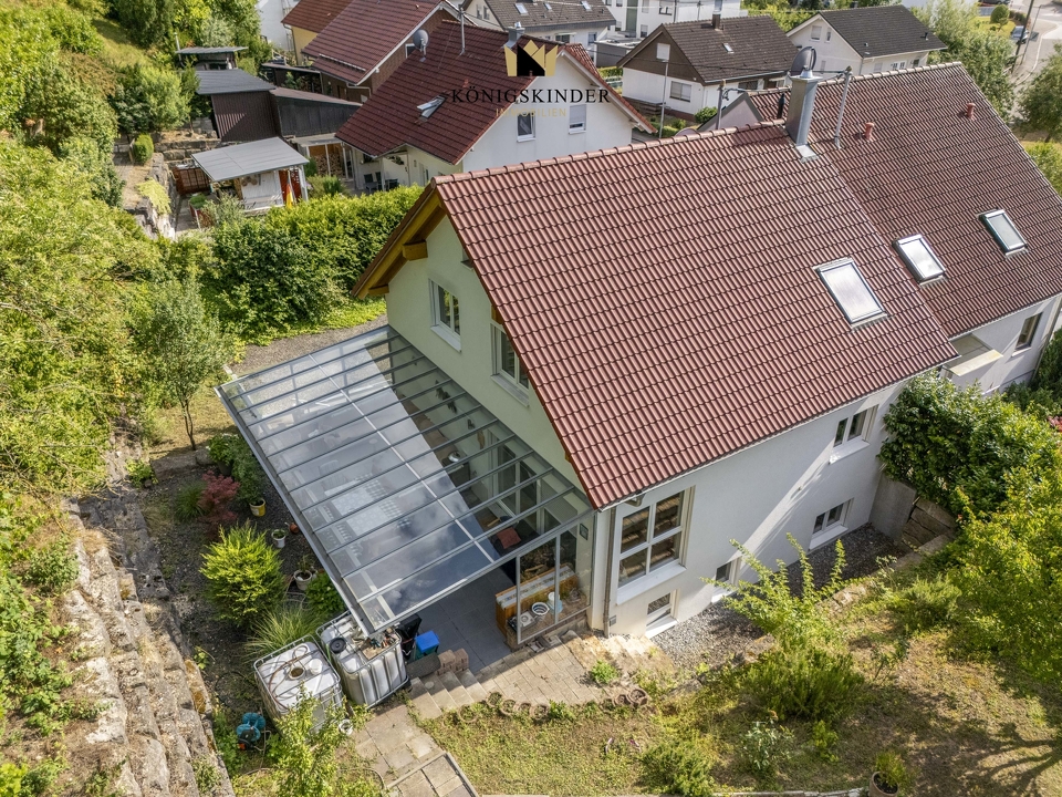 Moderne Doppelhaushälfte mit Einliegerwohnung, Doppelgarage und großzügiger Einfahrt.