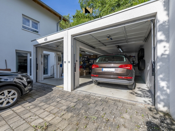 Ein Blick in die geräumigen Garagen mit elektrischen Toren – bequem, sicher und wettergeschützt parken mit modernem Komfort.