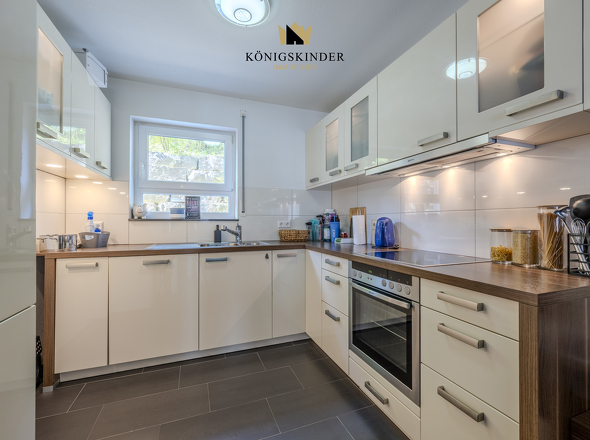 Moderne Küche der Einliegerwohnung – kompakt, funktional und ideal für Kochen und Genießen.