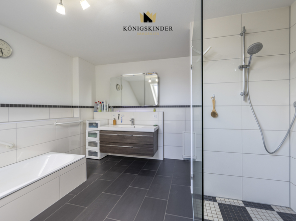 Ein Bad, das sowohl zum Entspannen als auch zum Genießen einlädt.