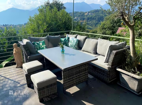 Terrasse mit Aussicht zum See 