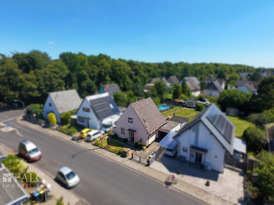 Ansicht Straßenseite aus der Luft