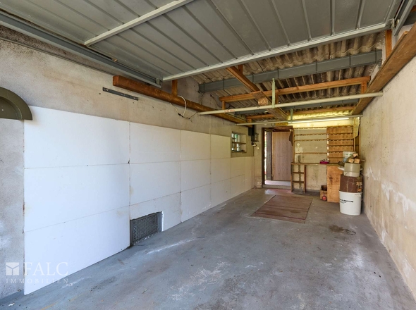 Garage mit Zugang zum Garten