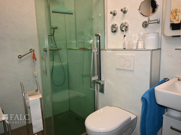 Badezimmer mit Dusche