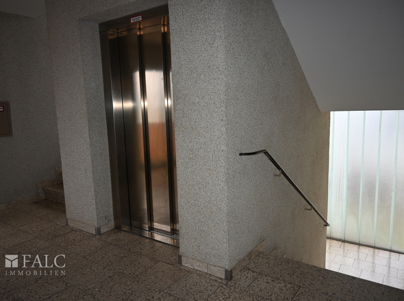 Treppenhaus+Aufzug