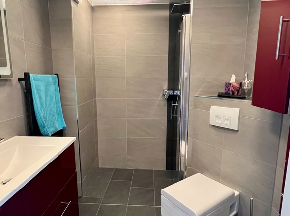 Badezimmer - ebenerdige Dusche