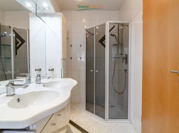 OG - Badezimmer mit Dusche...