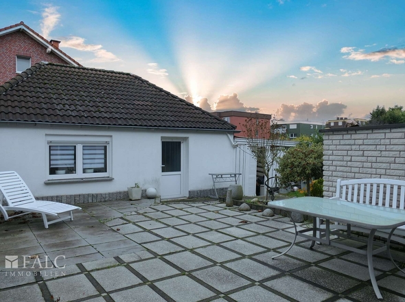 Terrasse und Gartenhaus