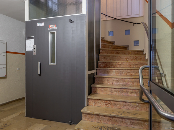 Treppenhaus mit Fahrstuhl