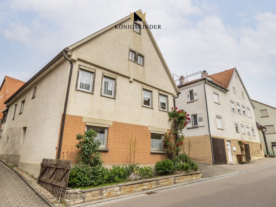 Hausansicht- Charmanter Altbau mit Geschichte – das Herzstück des Grundstücks