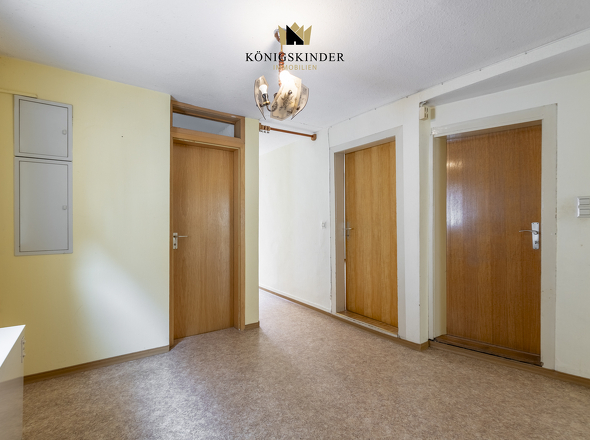 1.OG Treppenhaus / Flur- Verbindung mit Charakter – klassisches Treppenhaus mit viel Tageslicht