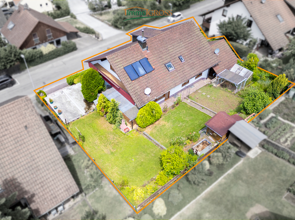 Der großzügige Garten von oben