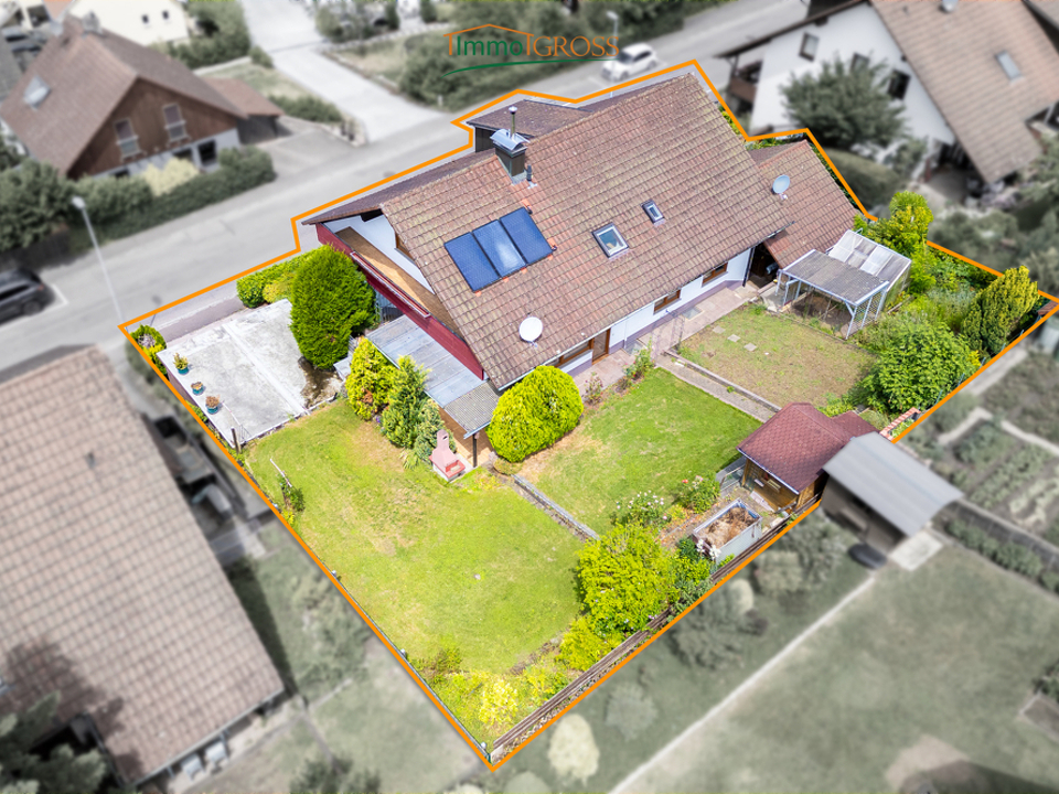 Der großzügige Garten von oben