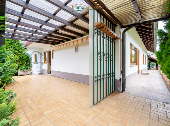 Großzügige und überdachte Terrasse