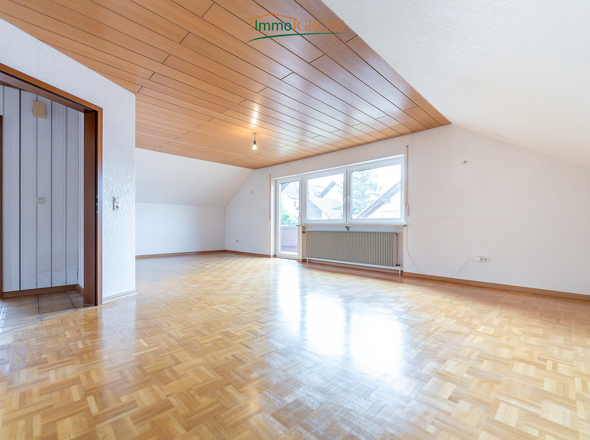 DG - Großzügiges Wohnzimmer mit Zugang zum Balkon