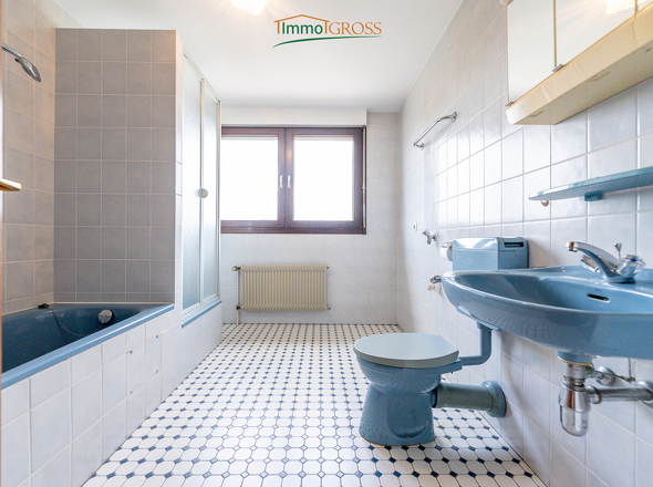 DG - Badezimmer mit Badewanne und Dusche