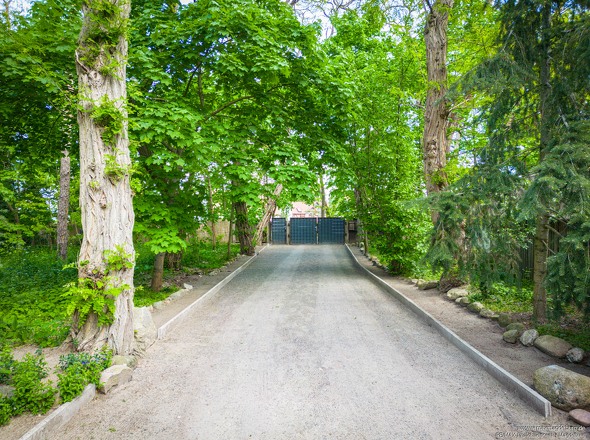 Zufahrt zu beiden Objekten