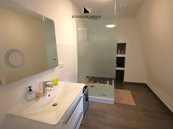 das Bad im Dachgeschoss