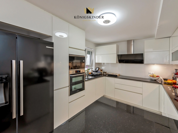 hochwertige Küche im EG