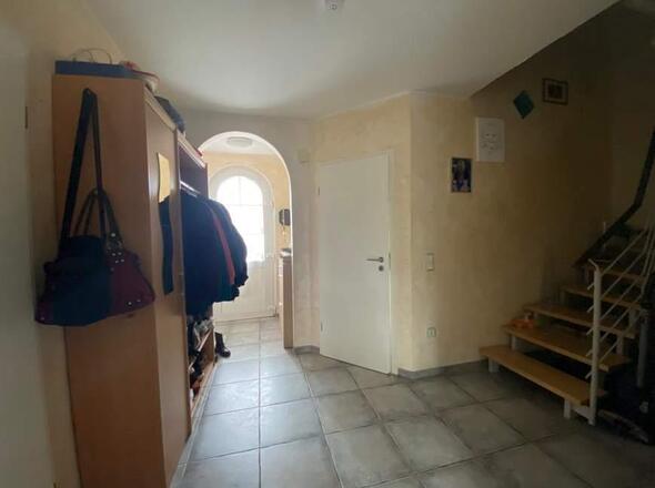 EG: Diele m. Blick R. Windfang