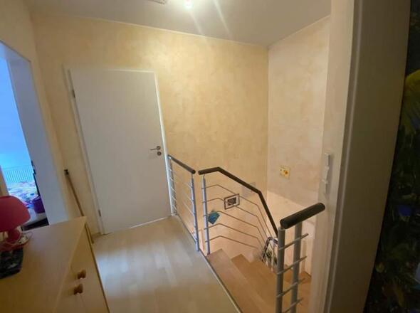 DG: Flur m. Blick R. Treppe & Bad