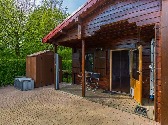 Terrasse mit Blick auf Freisitz & Gerätehaus