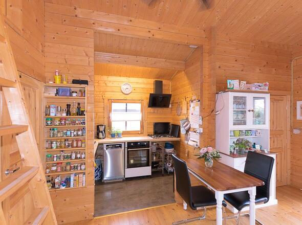 Blick auf offenen Küchenbereich