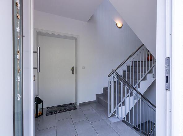 Hauseingang mit Treppenhaus