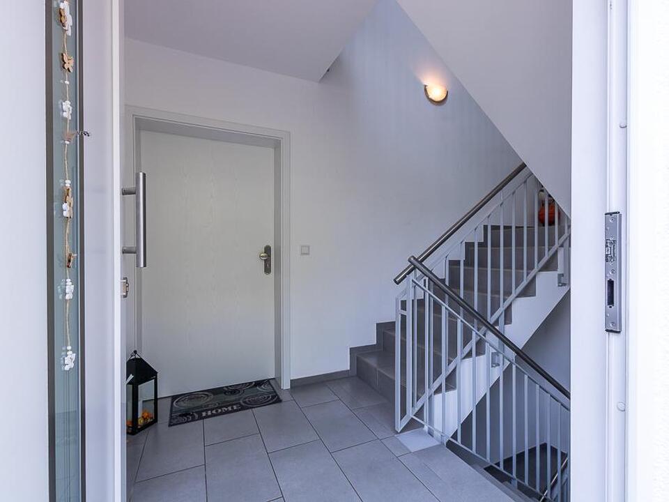 Hauseingang mit Treppenhaus