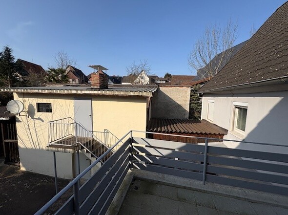 Balkon und Nebengebäude