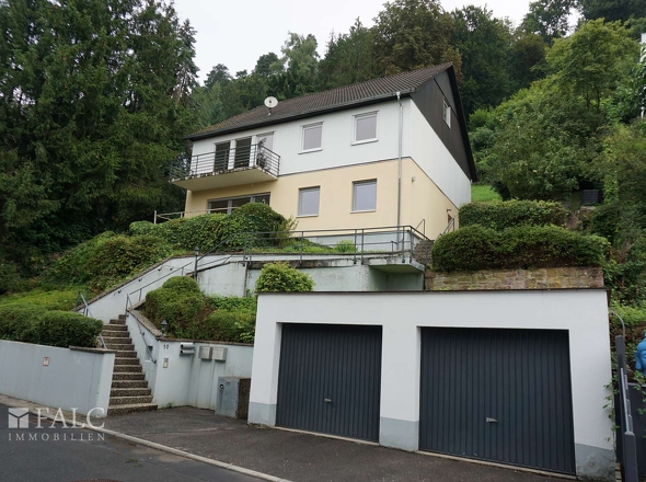 Wohnhaus mit Doppelgarage