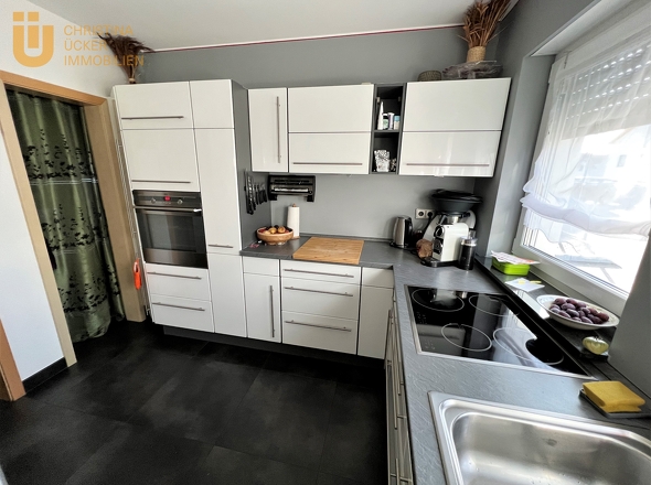 Küche mit Abstellraum
