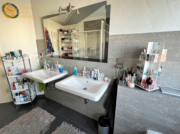 Bad mit Doppelwaschbecken