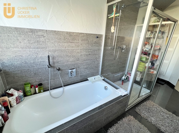 Badewanne und Dusche