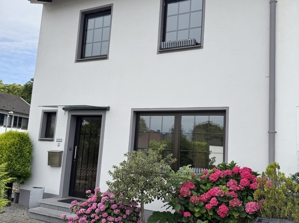 Vordere Ansicht mit Vorgarten