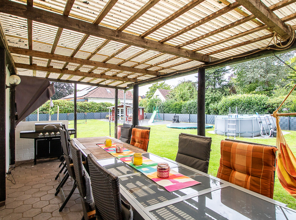 Blick von der überdachten Terrasse