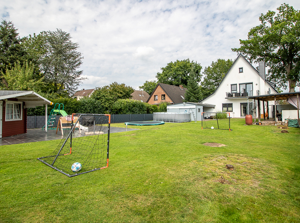 Blick vom Garten zum Haus
