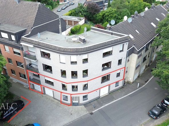 Hausansicht mit Garage u. Stellplatz