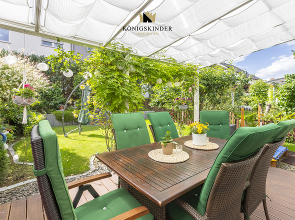 Große Terrasse mit Pergola