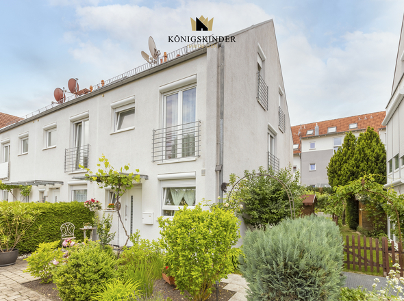 Haus Vorderansicht -rechte Seite- mit Zugang zum Garten