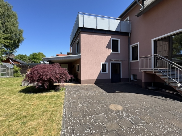 ... mit Zugang in den Garten