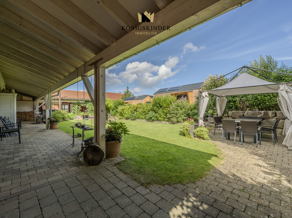 Sonniger Innenhof und gepflegter Garten – ein Ort der Ruhe und Begegnung.