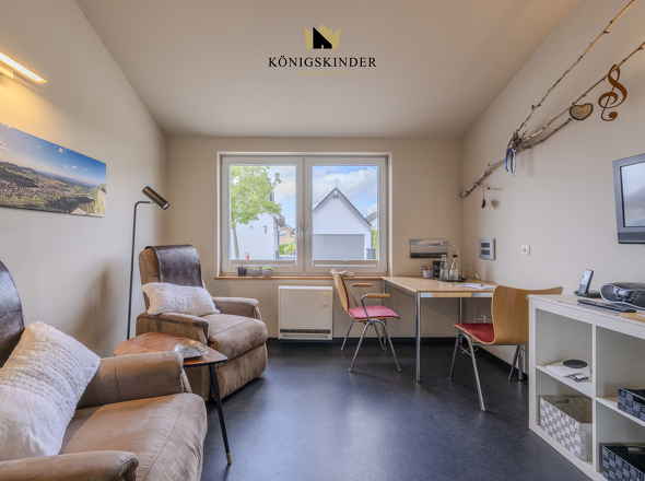 Lichtdurchflutet und gemütlich – ein Wohnzimmer, das Ruhe und Wärme ausstrahlt. 5 - Bad Urach - 23-07-2025 - 44