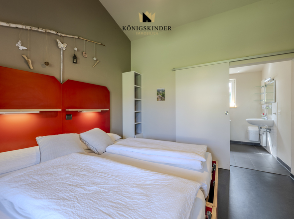 Schlafzimmer mit barrierefreiem Pflegebett – für erholsame Nächte und ein sicheres Wohngefühl.